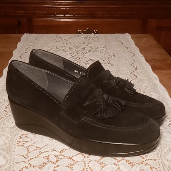 Stuart Weitzman Shoes - VTG STUART WEITZMAN SUEDE MOC TOE WEDGE LOAFER W/TASSEL 9M